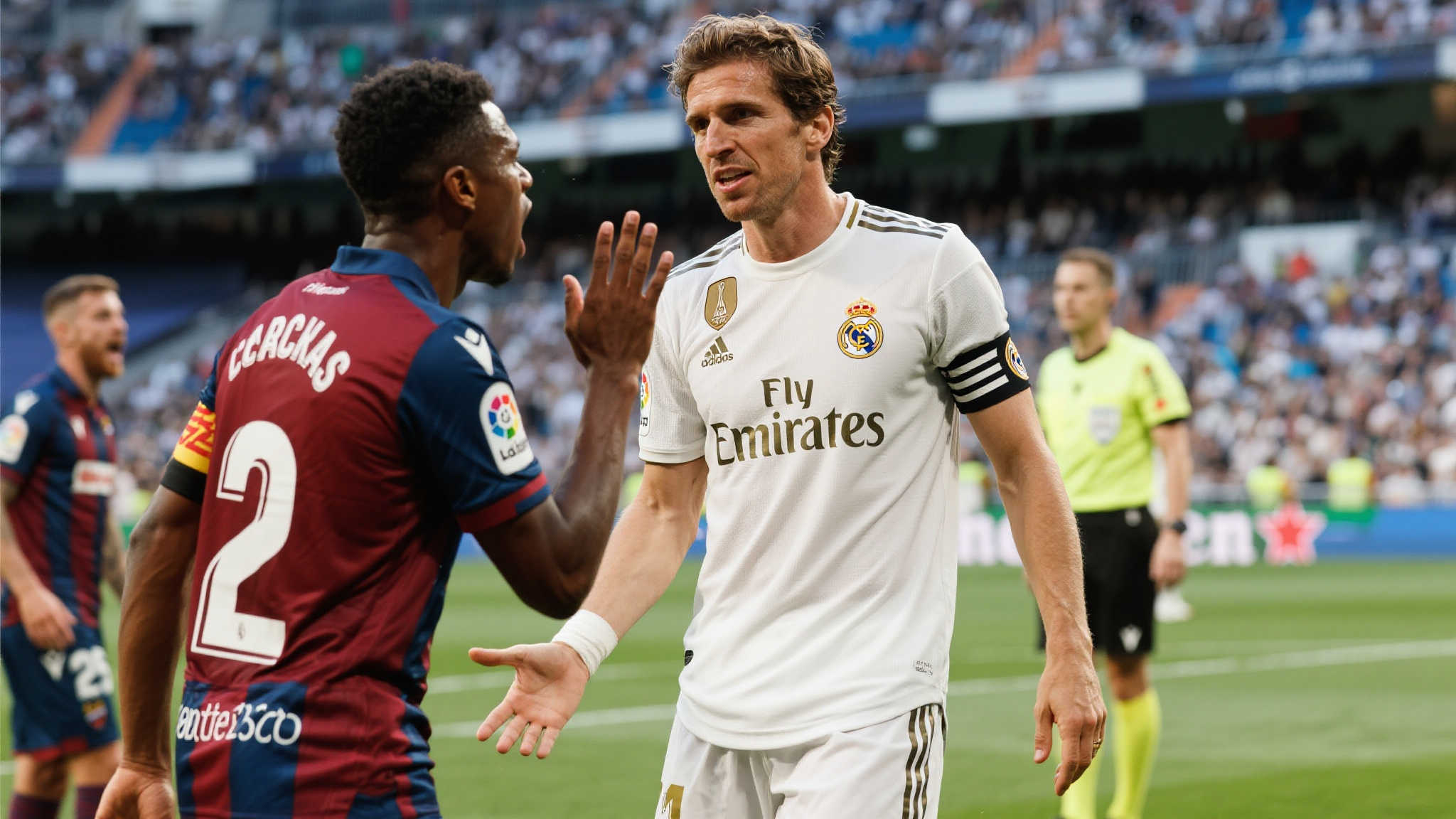 对手侮辱皇马后卫,阿隆索批评种族歧视:绝不容忍! 在足球世界中,公平竞技和互相尊重一直是核心价值。然