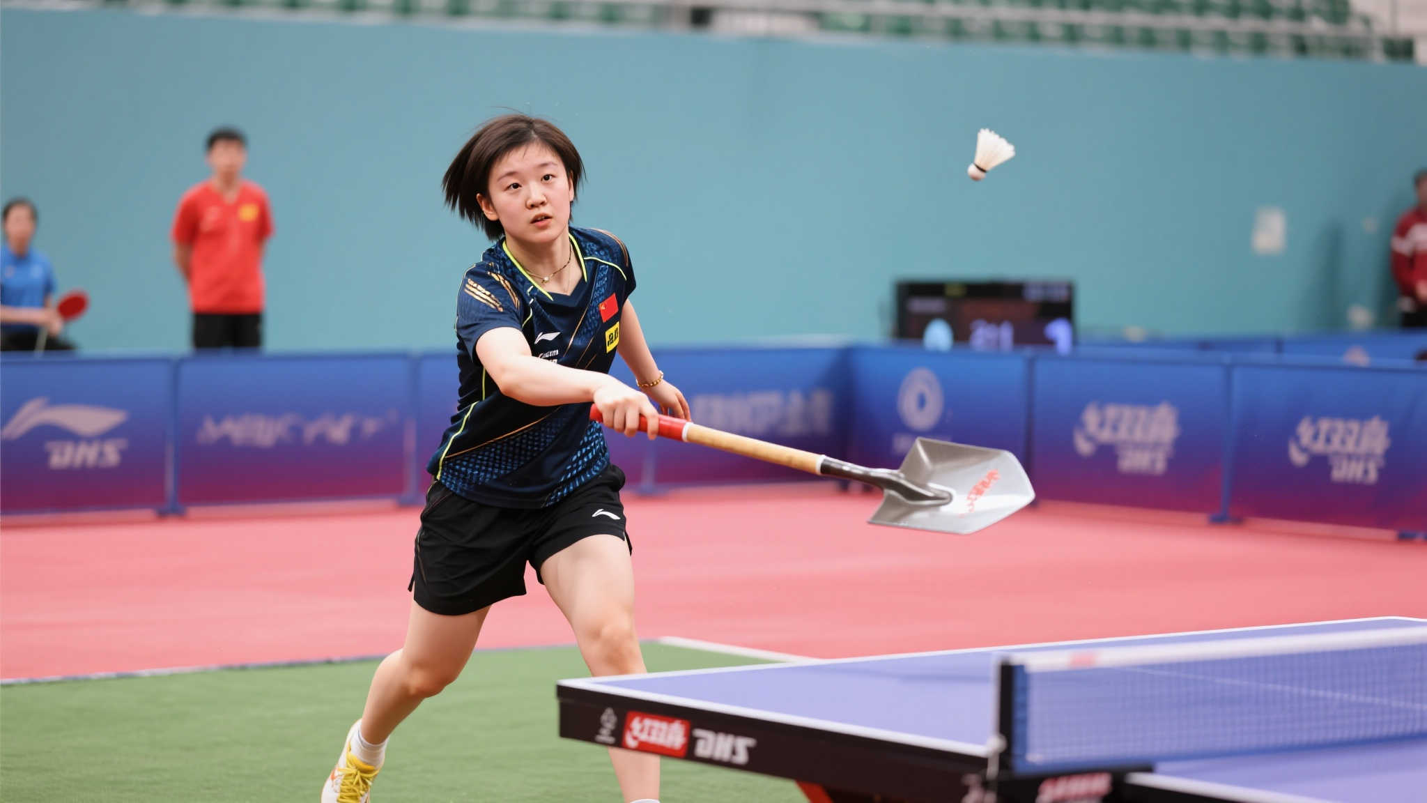 孙颖莎化铁锹为球拍展现羽毛球趣味一面 每当我们提起孙颖莎,她那独具魅力的身影和在乒乓球场